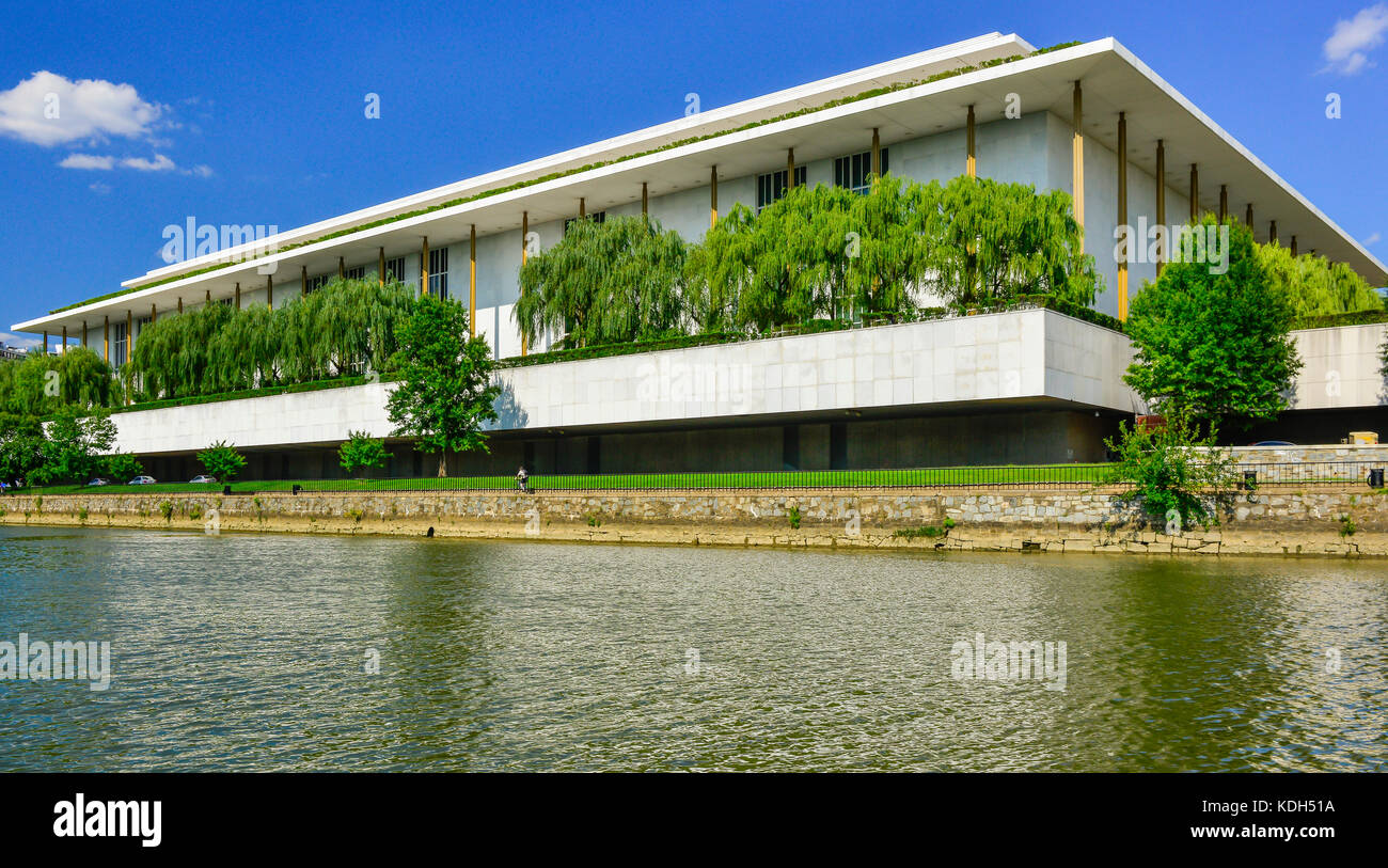 Le célèbre John F. Kennedy Center for the Performing Arts, sur les rives de la rivière Potomac à Washington, DC, USA Banque D'Images