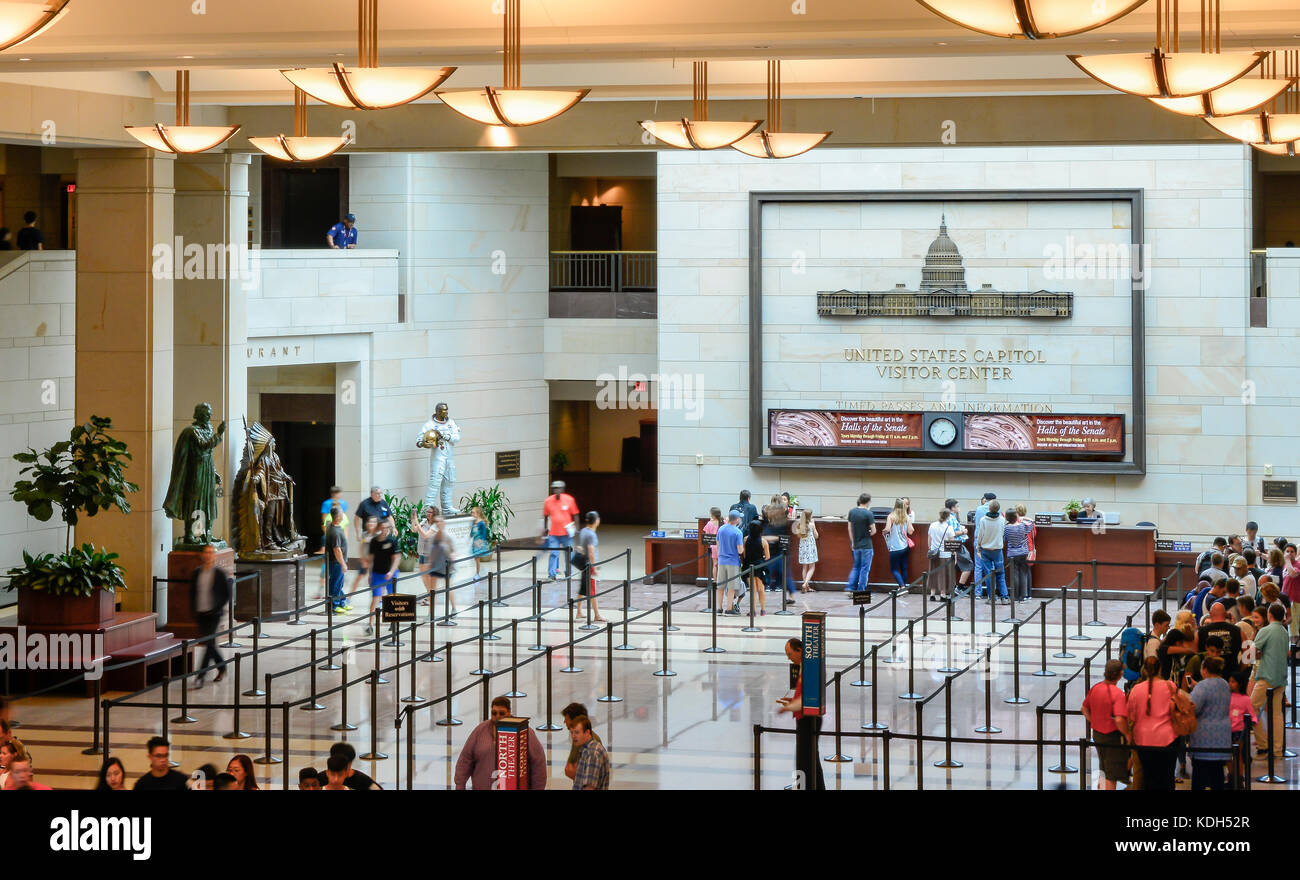 Le United States Capitol Visitor's Centre est occupé avec les visiteurs attendent en ligne pour accéder à des billets pour visiter la capitale américaine Building à Washington, DC, Banque D'Images