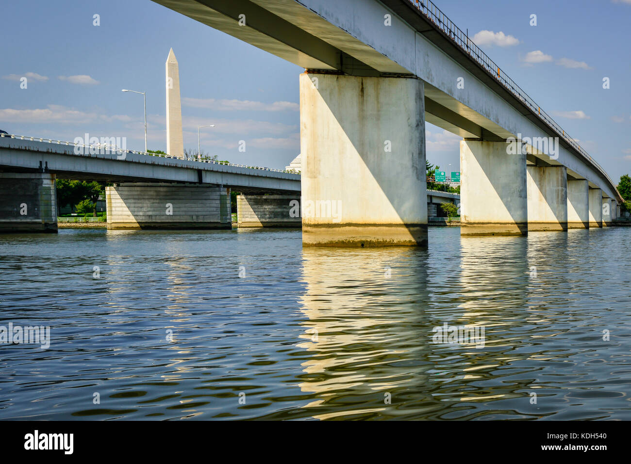 Vue sur la rivière Potomac et du pont de Theodore Roosevelt à Washington, DC, pour le Commonwealth de Virginie à Washington, DC, USA Banque D'Images