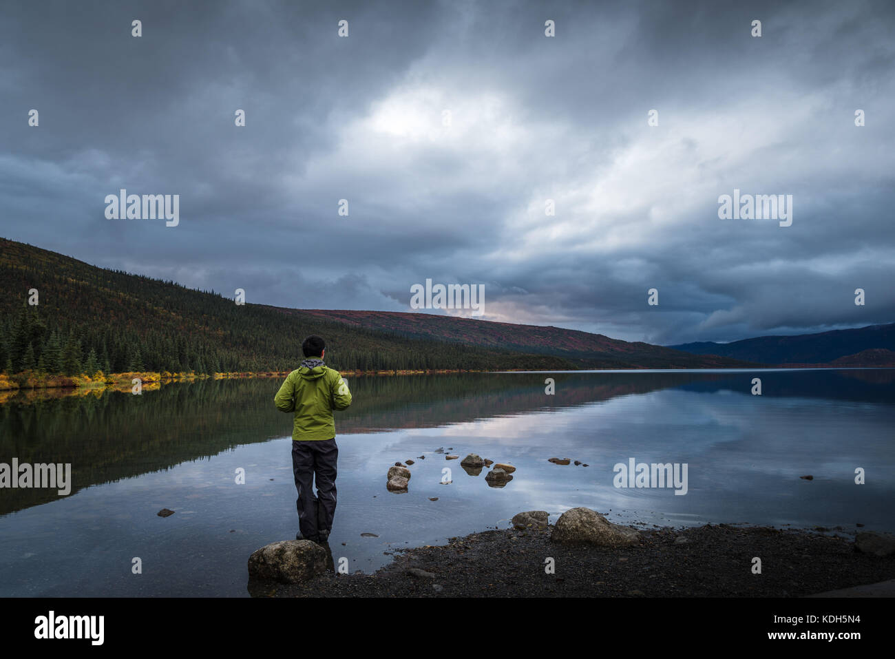 Homme seul face au lac Banque D'Images