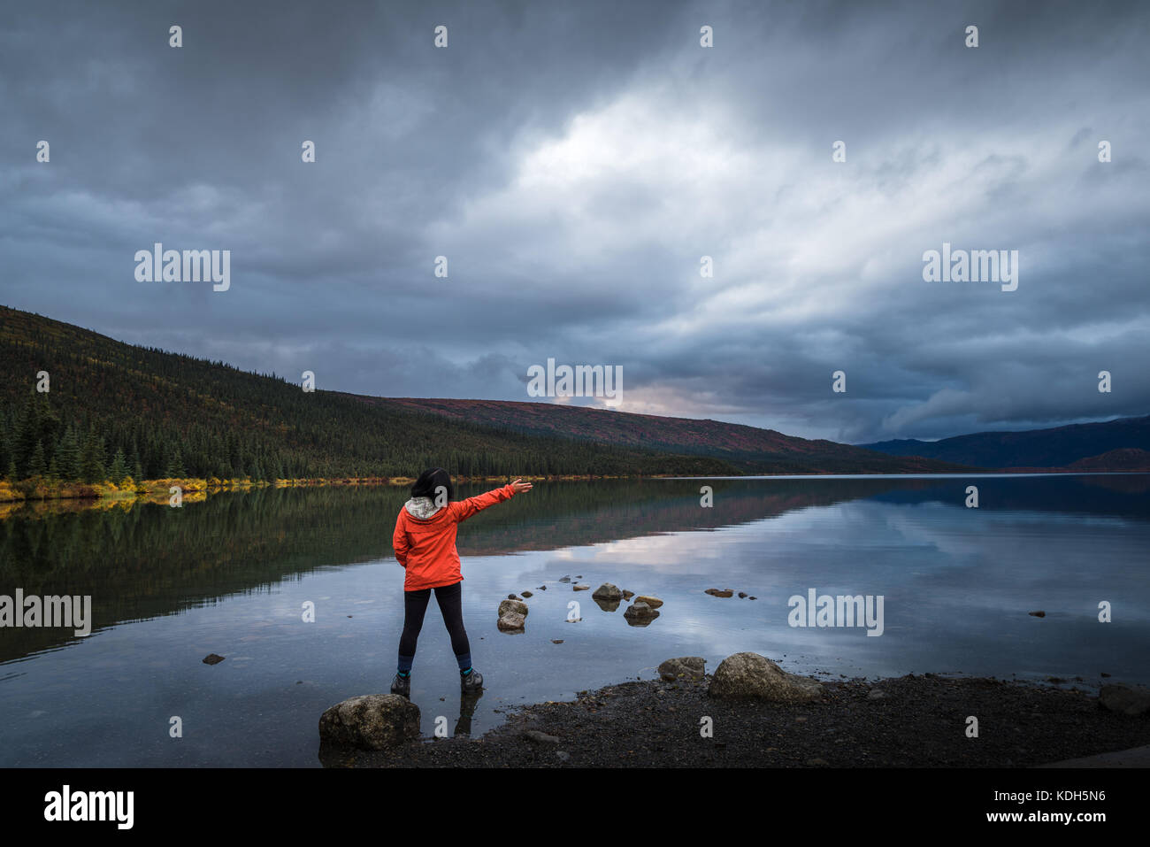 Femme seule au bord du lac Banque D'Images