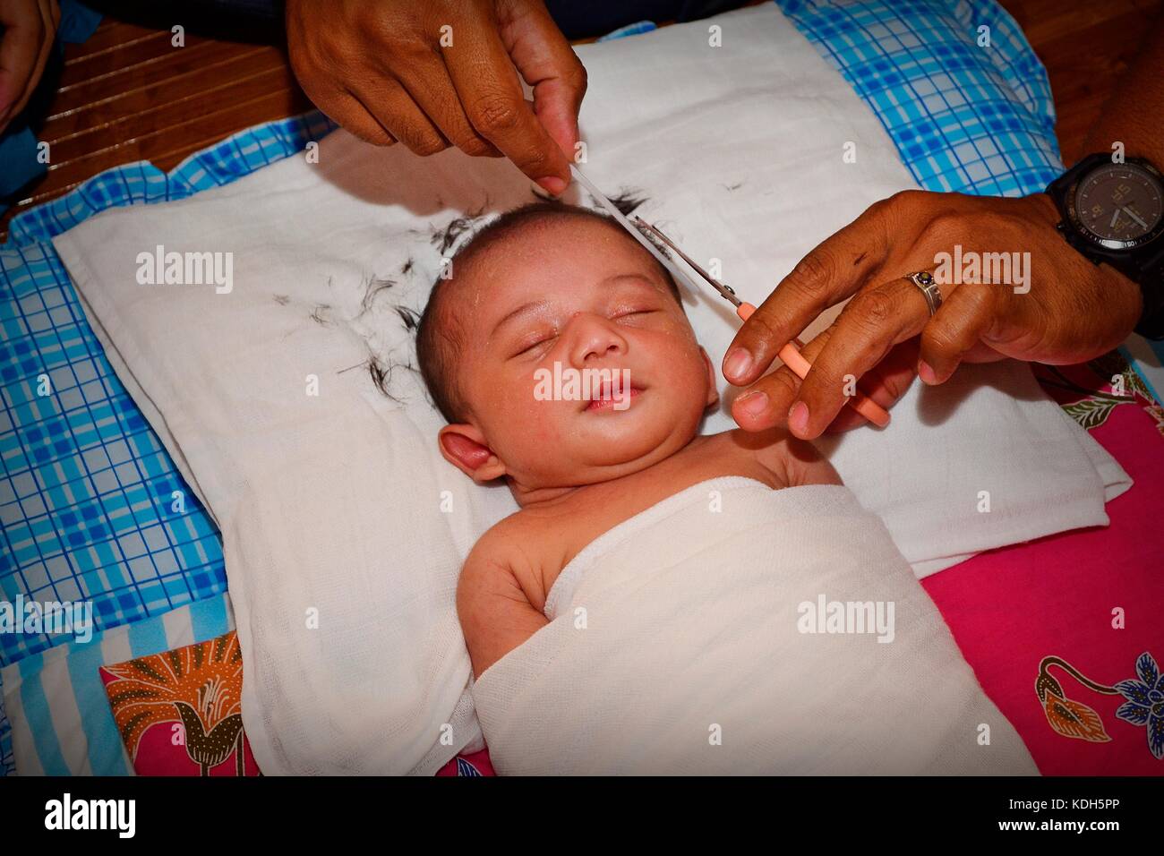 Traditions : bébé'cukur jambul' Banque D'Images