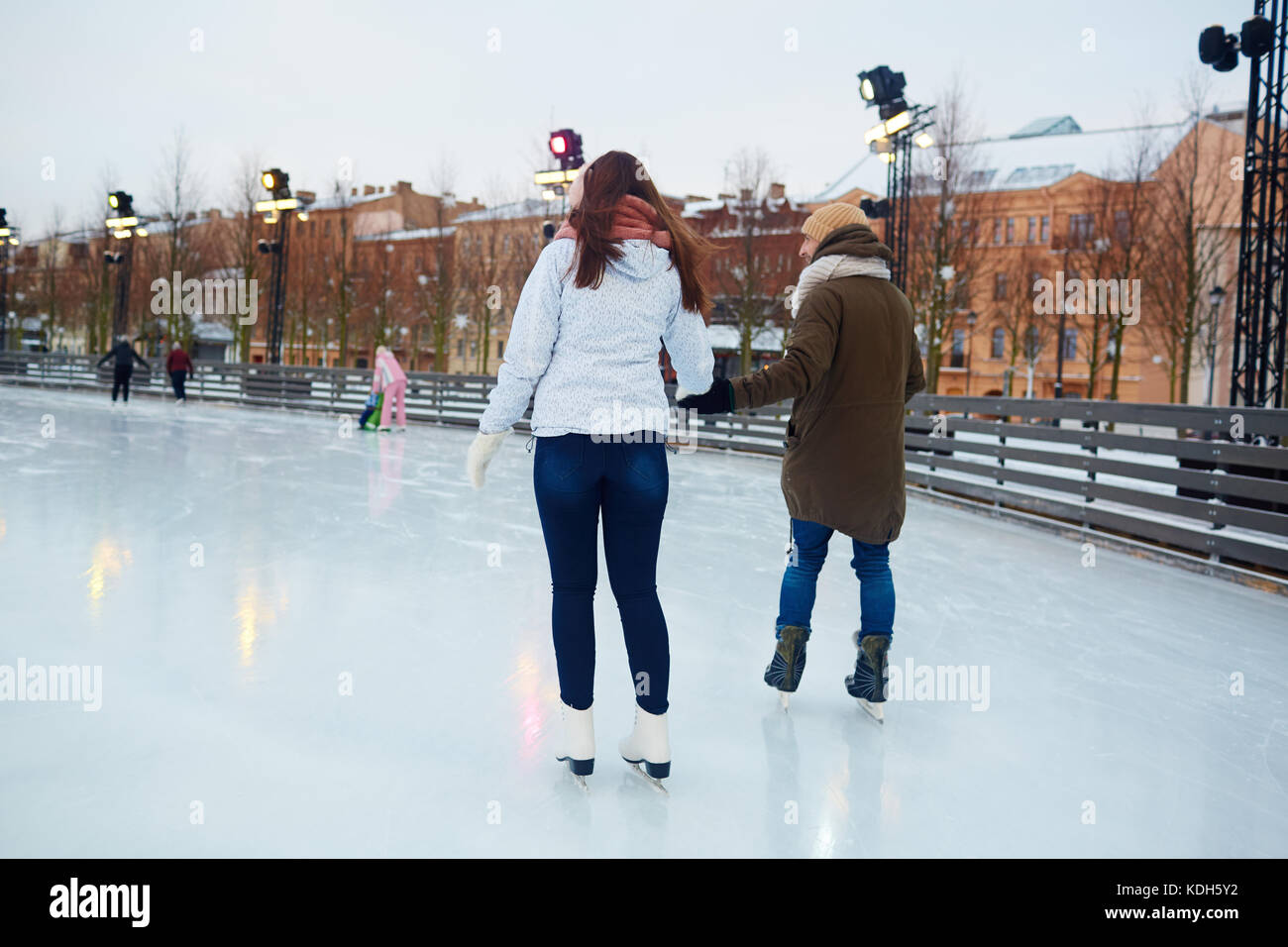 Jeune couple actif patinage sur glace en milieu urbain Banque D'Images