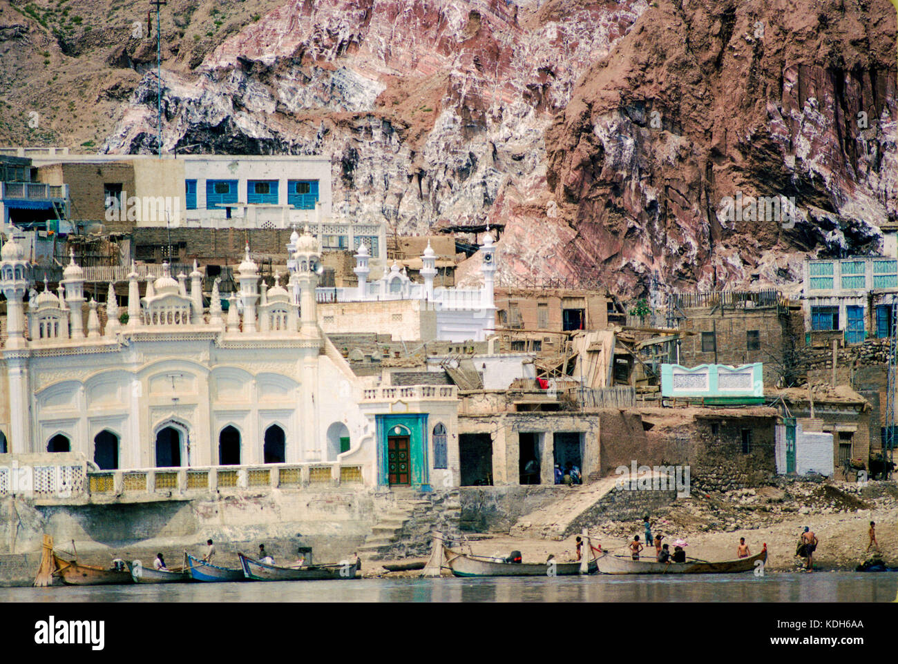 Les bâtiments du village se nichent dans les murs escarpés de l'Indus river valley près de Kalabagh, Punjab, Pakistan. Banque D'Images