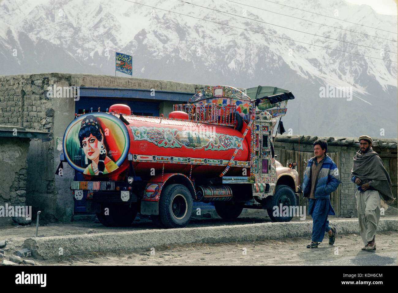 Un camion peint avec l'image d'un film de Bollywood star, stationné à Skardu, Cachemire, Pakistan, 1990. Banque D'Images