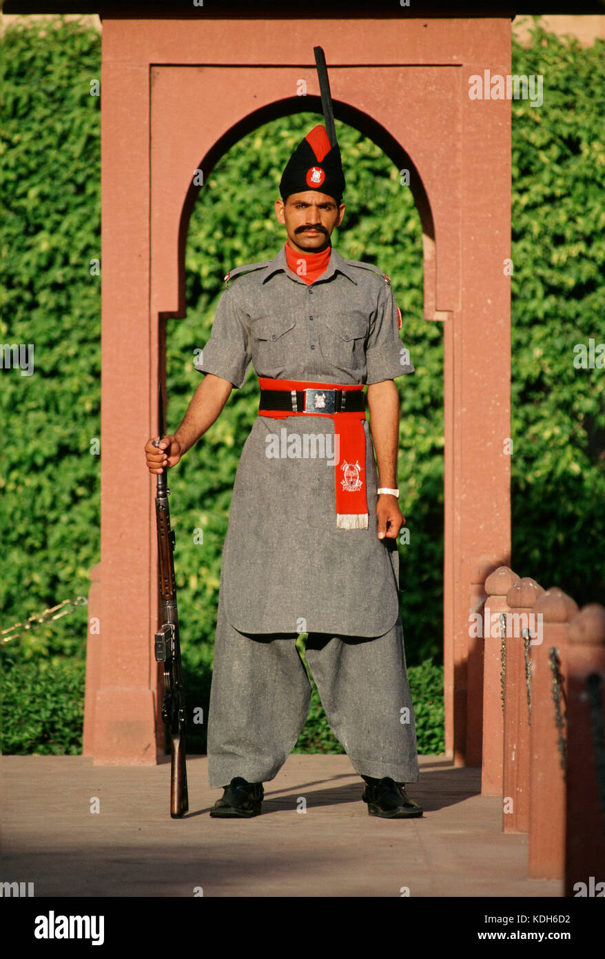 Une garde au fort de Lahore, Lahore, Pakistan, 1990 Banque D'Images