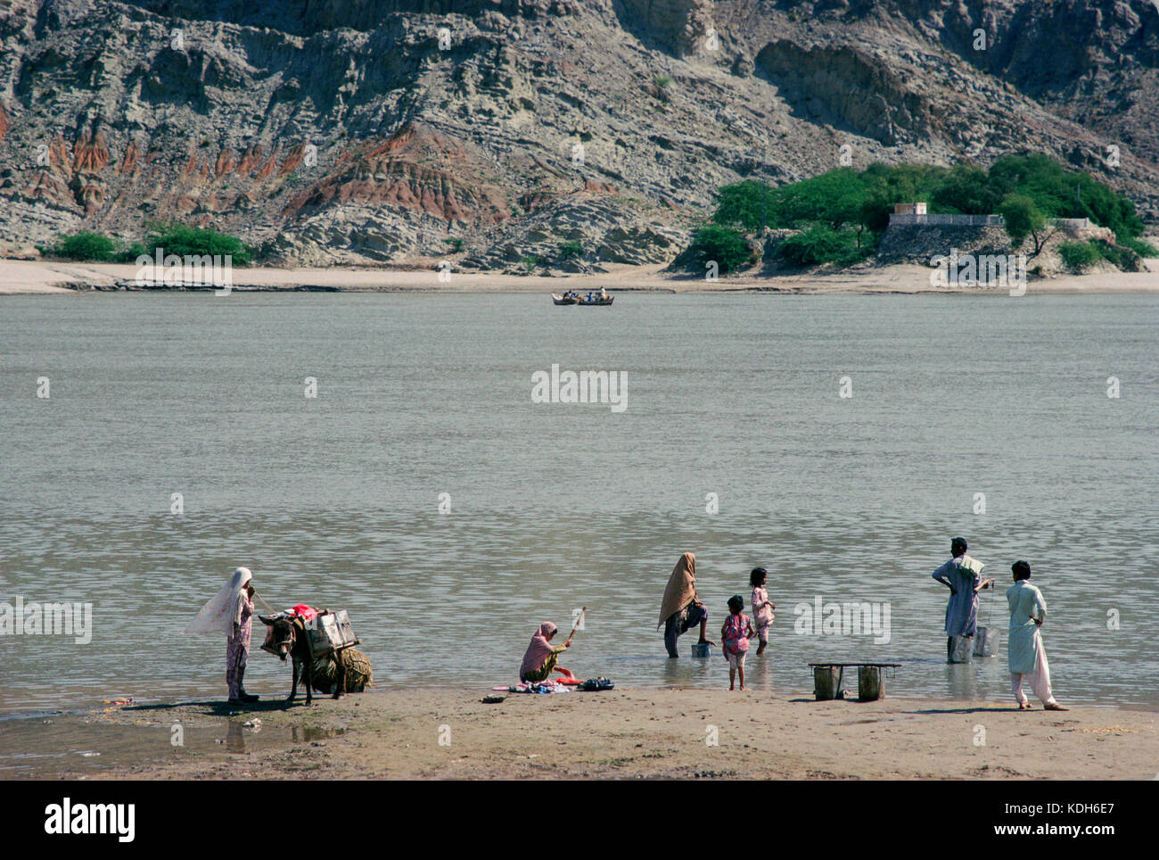 Les gens se lavent les vêtements et aller chercher de l'eau sur le fleuve Indus à Hund, province de Khyber Pakhtunkhwa, au Pakistan. Banque D'Images
