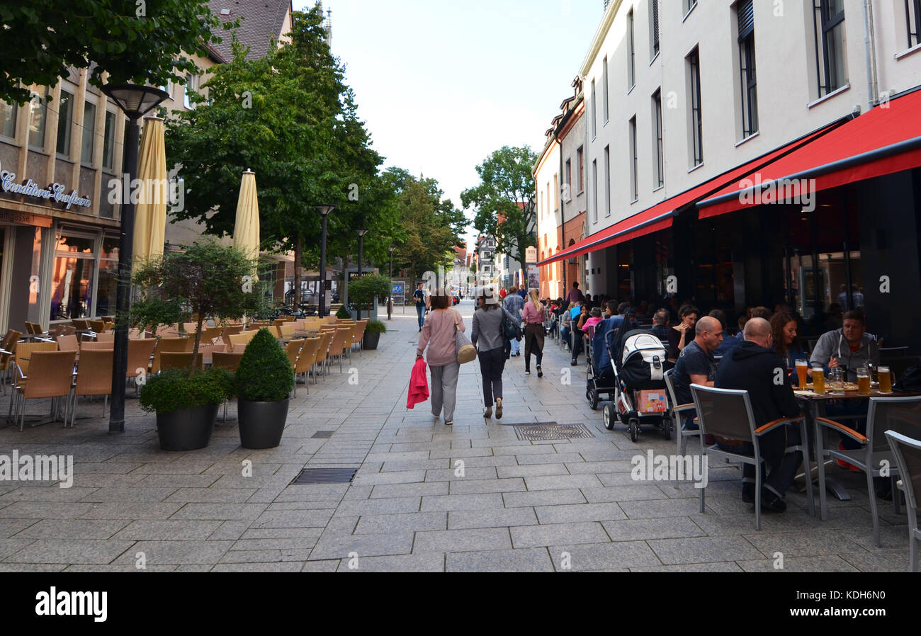 Ulm, Allemagne - 28 juillet 2017 : Les gens de manger le dîner dans un restaurant derrière Ulm Minster Banque D'Images