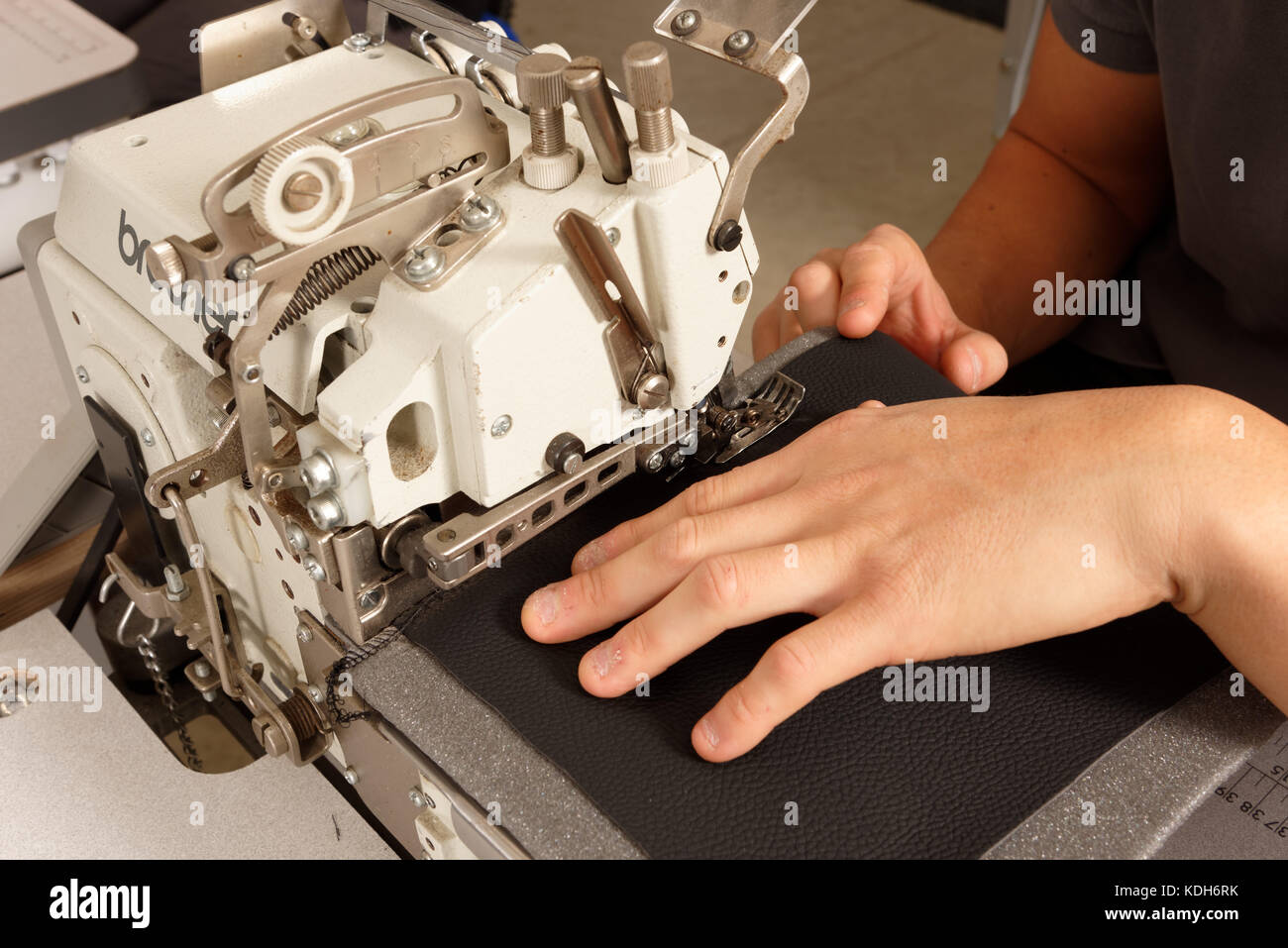 Machines machine à coudre aiguilles aiguilles à coudre couture couture fil Banque D'Images