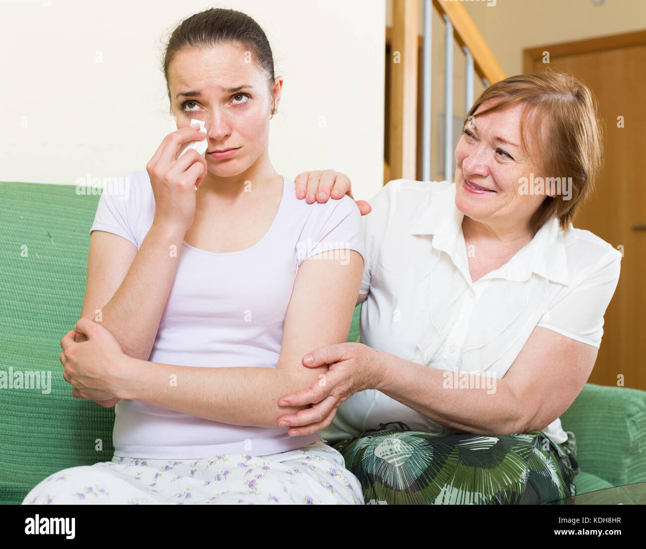 Mature mother and daughter après querelle Banque D'Images