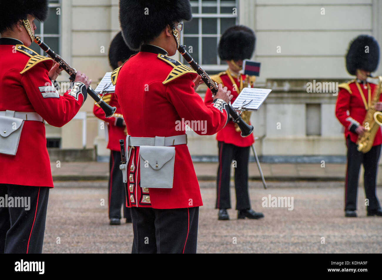 L'évolution des gardes de cérémonie dans le centre de Londres Banque D'Images