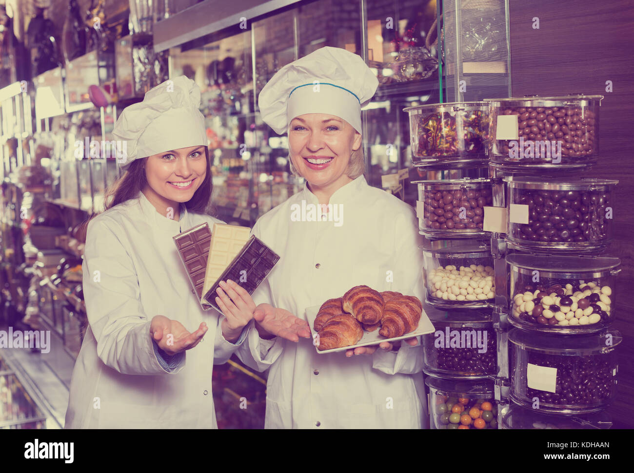 Les femmes adultes heureux de vendre des chocolats fins et des pâtisseries dans le café-house Banque D'Images