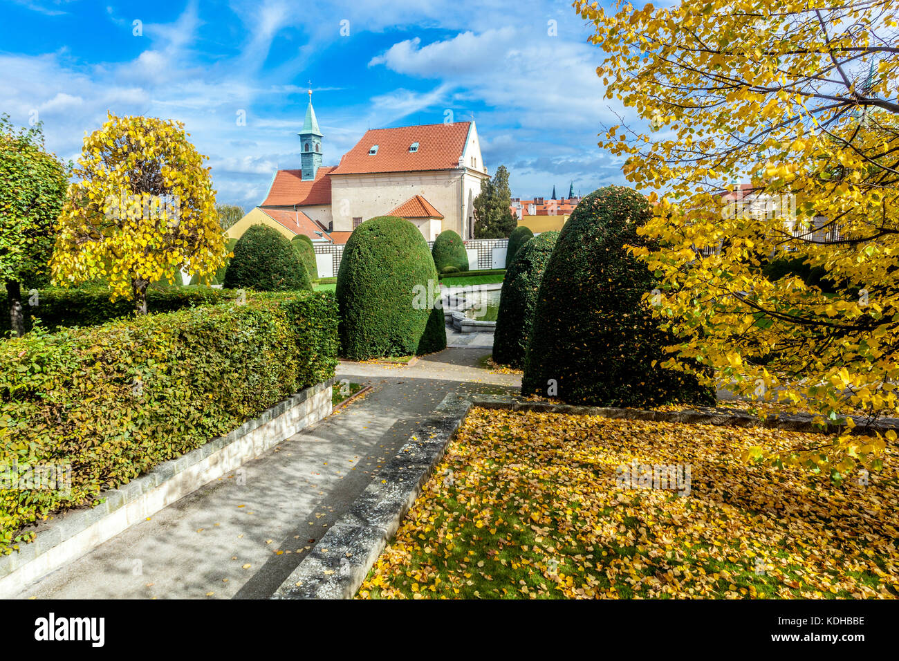 Jardin de Prague du Palais Cernin et le monastère Capucin Eglise de notre Dame Reine des Anges Hradcany jardins de Prague Hedge automne République tchèque Banque D'Images