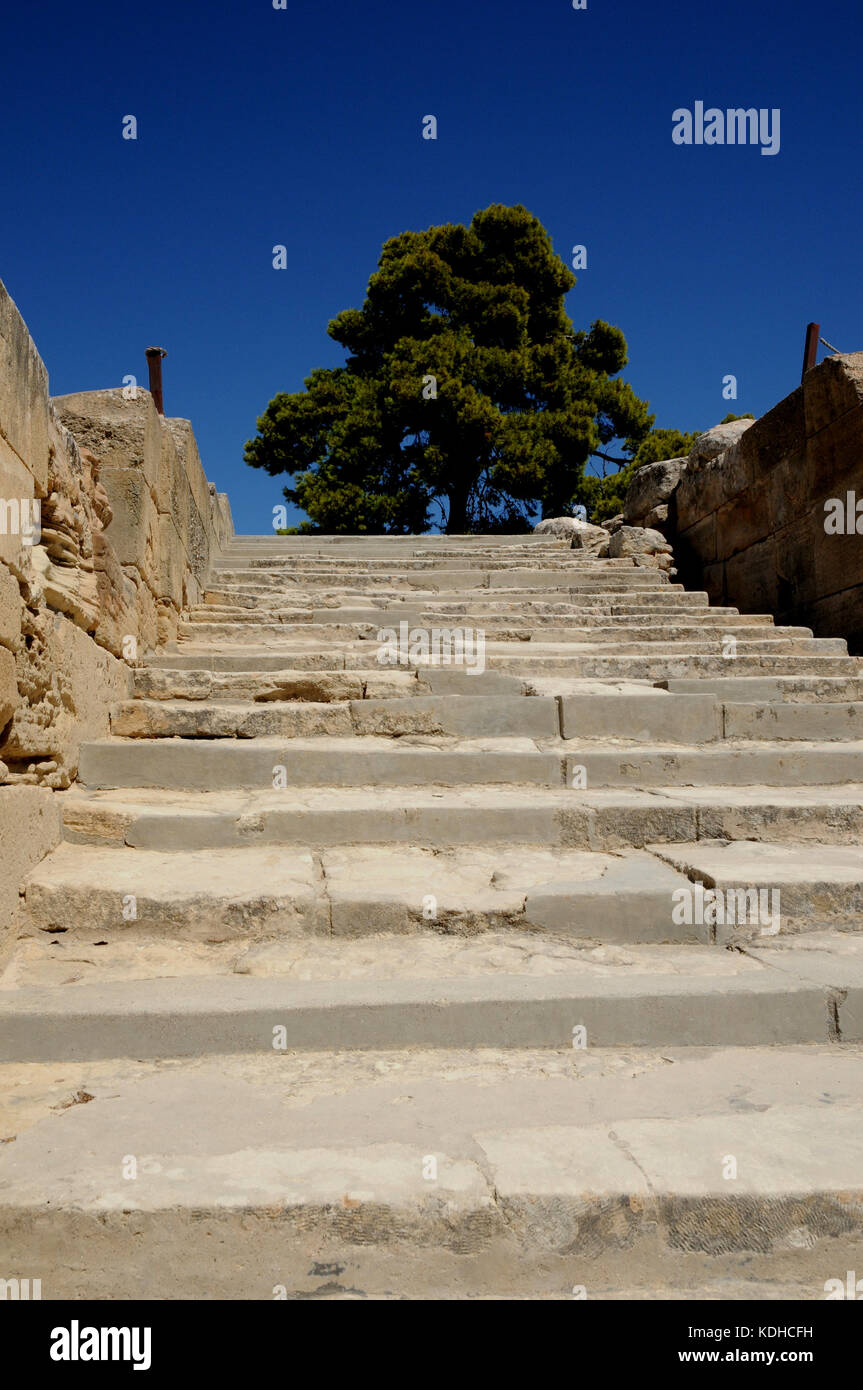 Le grand escalier à l'ancienne ville de Phaistos Phaistos (), la deuxième plus grande ville de la Crète minoenne. Banque D'Images