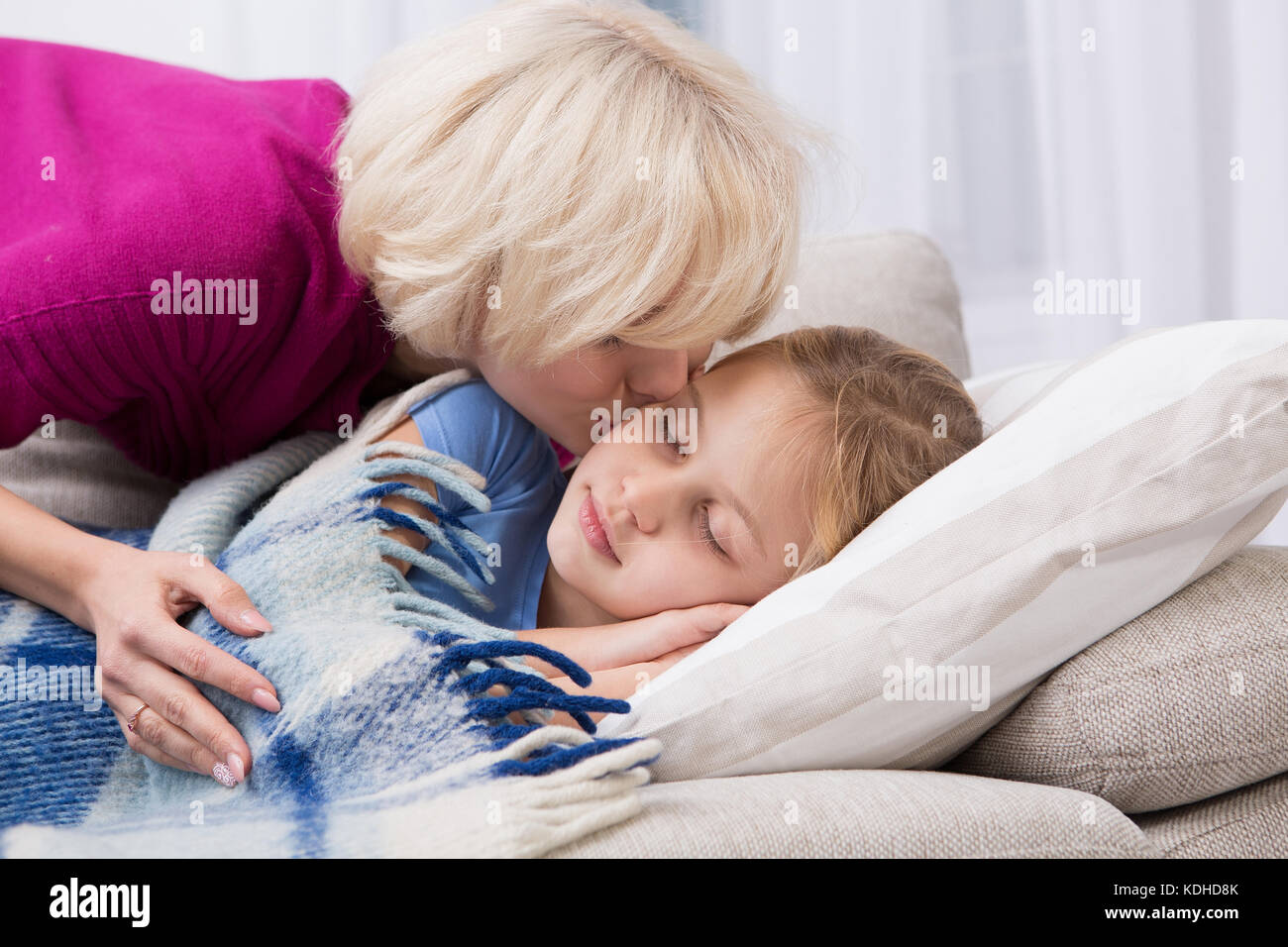 Fille malade maman lit Banque de photographies et d’images à haute