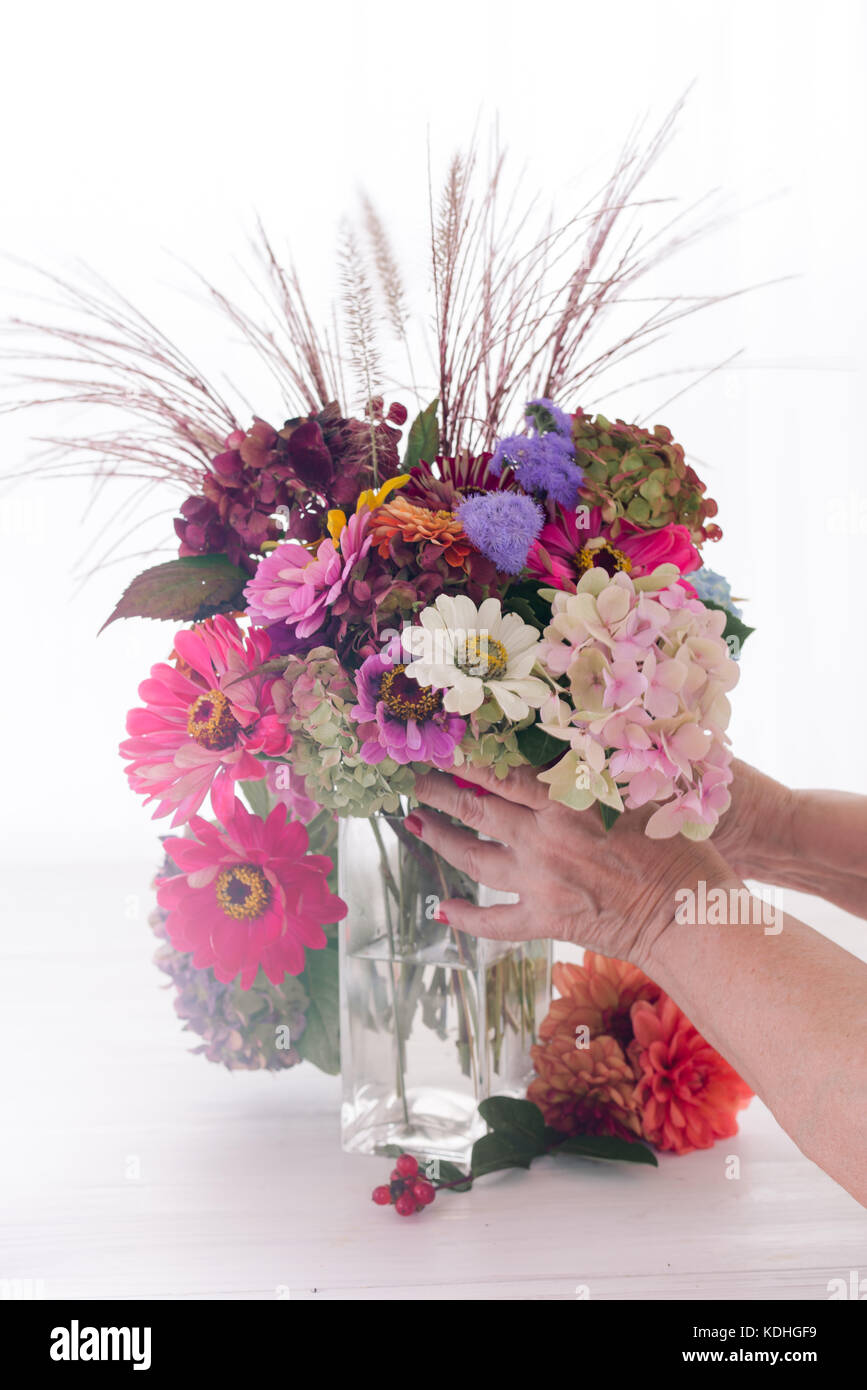 Bouquet d'automne avec les mains Banque D'Images