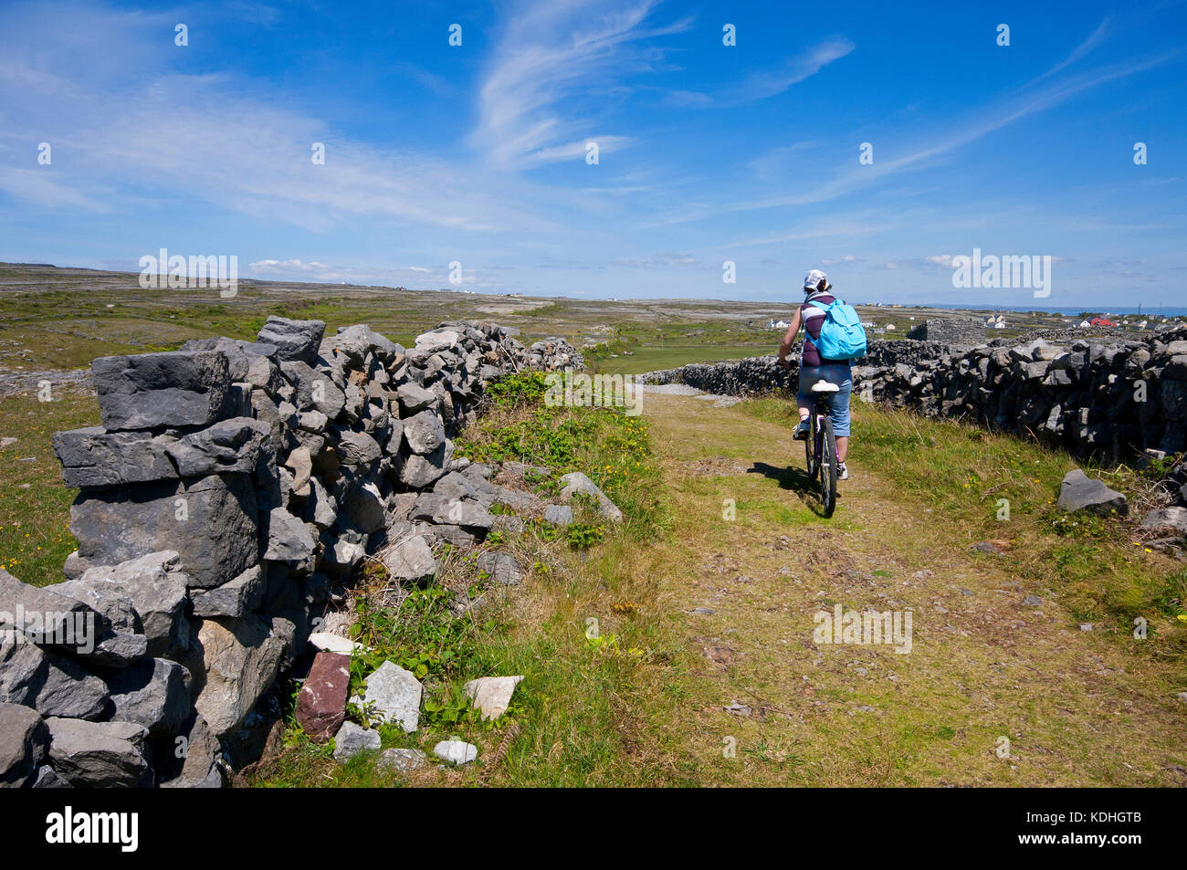 Cycliste à l'Inishmore Island, Îles d'Aran, dans le comté de Galway, Irlande Banque D'Images