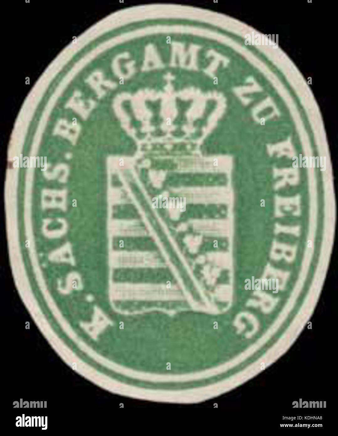 Un sceau historique (Siegelmarke) de K.S. Bergamt zu Freiberg, mettant en valeur l'emblème du bureau minier de Freiberg, en Allemagne. Cet artefact est important pour son rôle dans l’histoire minière de la région, offrant un aperçu des processus administratifs et de la gouvernance historique. Banque D'Images