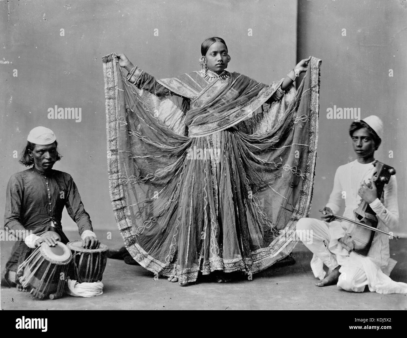 Nautch girl dancing avec des musiciens accomp. Calcutta, Inde RCAC2001705518 Banque D'Images