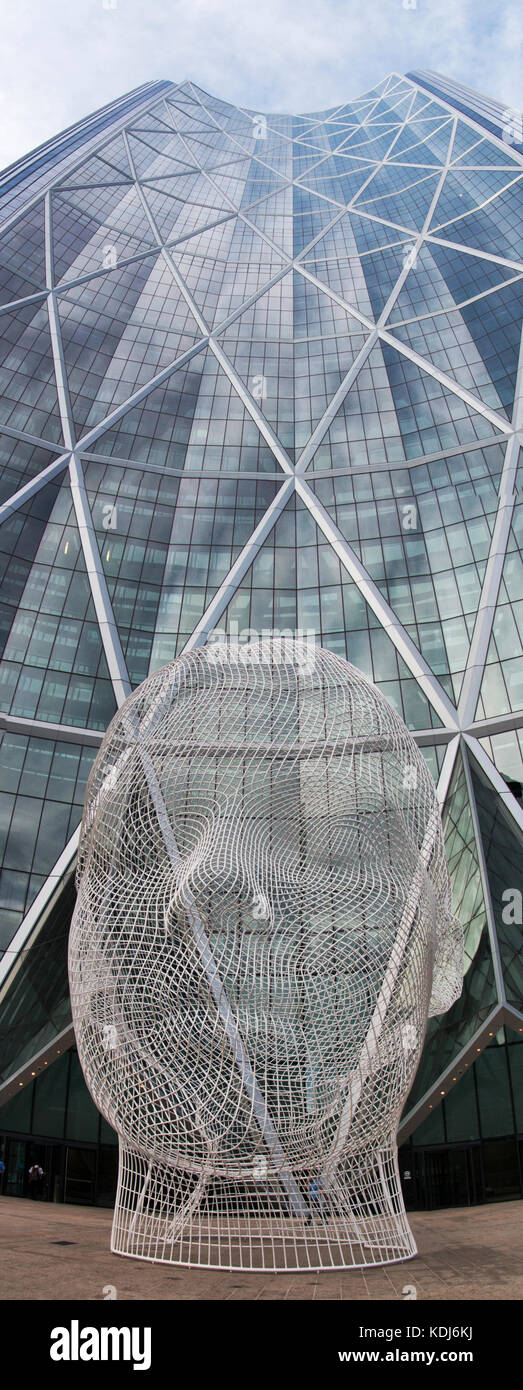 Calgary, Alberta/canada - août 30, 2015 : 'wonderland', une sculpture réalisée par designer barcelone Jaume Plensa, est assis dans de de "l'arc" en ca Banque D'Images