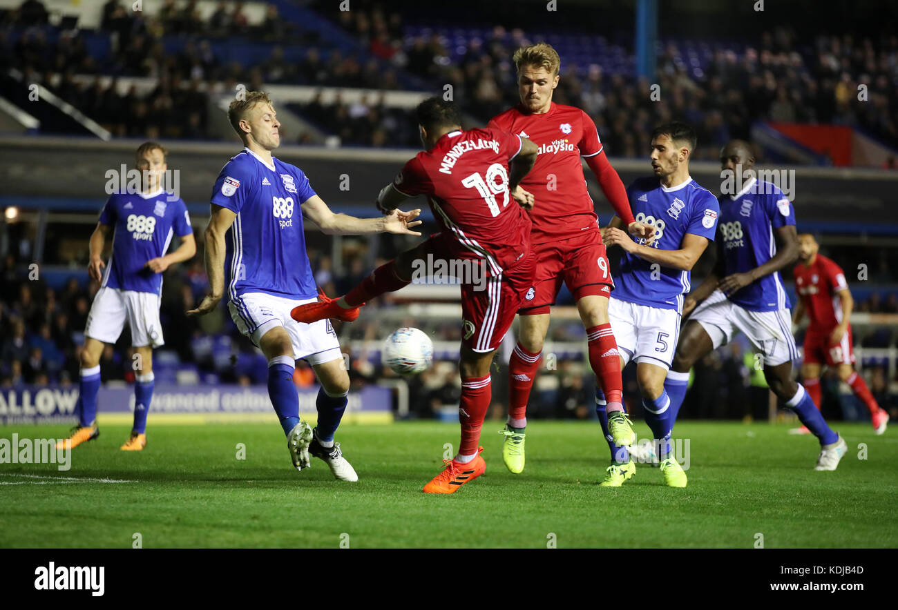 Marc Roberts de Birmingham City bloque un tir de Nathaniel Mendez-Laing de Cardiff lors du match de championnat du Sky Bet St Andrew's, Birmingham. APPUYEZ SUR ASSOCIATION photo. Date de la photo: Vendredi 13 octobre 2017. Voir PA Story FOOTBALL Birmingham. Le crédit photo devrait se lire comme suit : Nick Potts/PA Wire. Aucune utilisation avec des fichiers audio, vidéo, données, listes de présentoirs, logos de clubs/ligue ou services « en direct » non autorisés. Utilisation en ligne limitée à 75 images, pas d'émulation vidéo. Aucune utilisation dans les Paris, les jeux ou les publications de club/ligue/joueur unique. Banque D'Images
