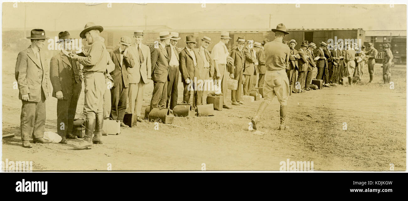 Des hommes en civil debout dans une ligne alors que les soldats se déplacer  vers le bas la ligne de parler avec les hommes Photo Stock - Alamy