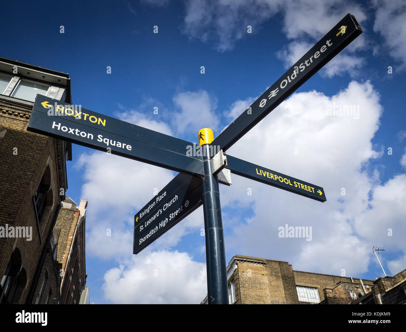 Shoreditch Londres - Signes pointant vers Hoxton et Old Street, dans la ville animée de hipster friendly Shoreditch à l'Est de Londres Banque D'Images