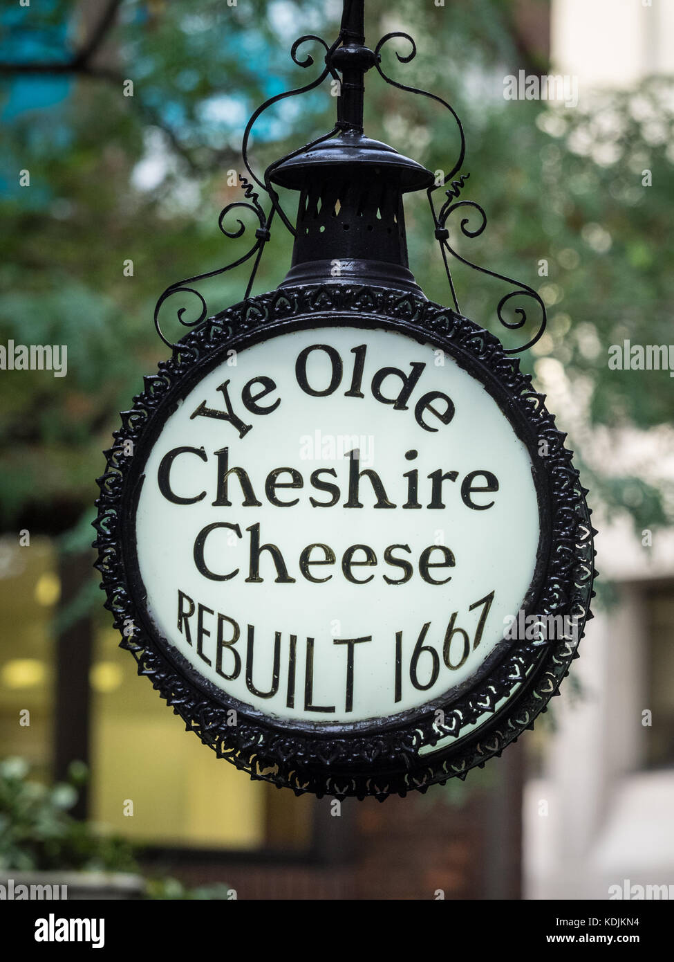 Ye Olde Cheshire Cheese - signe extérieur de la Pub dans Fleet Street, Londres, reconstruit en 1667 après le Grand Incendie de Londres Banque D'Images