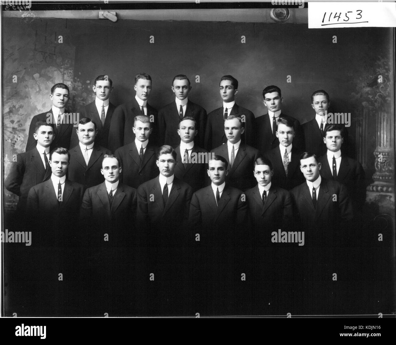 Cette photographie capture des membres de la fraternité Beta Theta Pi à l'Université de Miami en 1912. L'image est une représentation historique de la vie étudiante universitaire et de la culture de la fraternité au début du XXe siècle. Banque D'Images