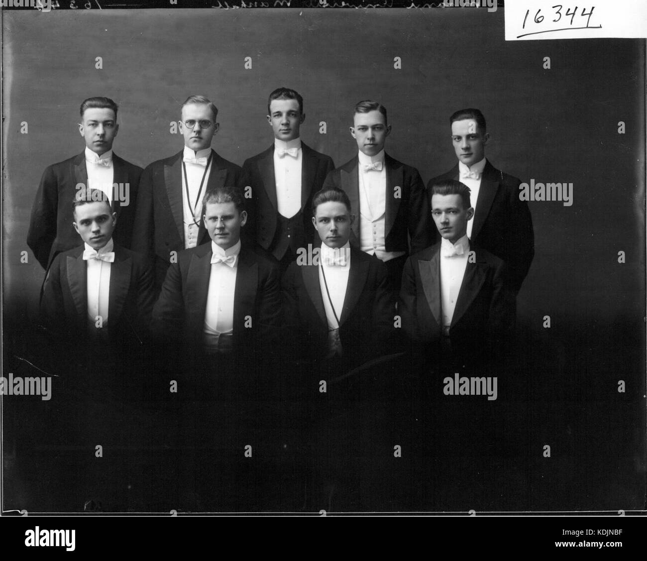 Une photographie historique des marshals de l'Université de Miami de 1917, capturant la procession académique et la direction des étudiants pendant les cérémonies de commencement. Banque D'Images