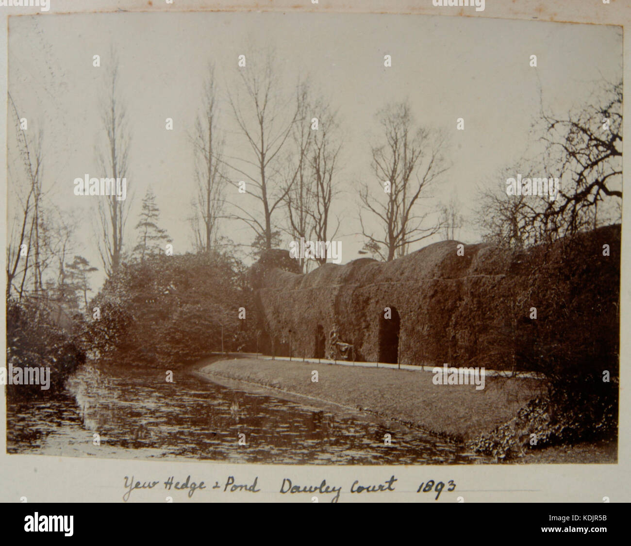 Étang & hedge à Dawley, Goulds Cour vert, Hillingdon, London, 1893, avec William Andrew Fane dans un bain De Salis président Banque D'Images