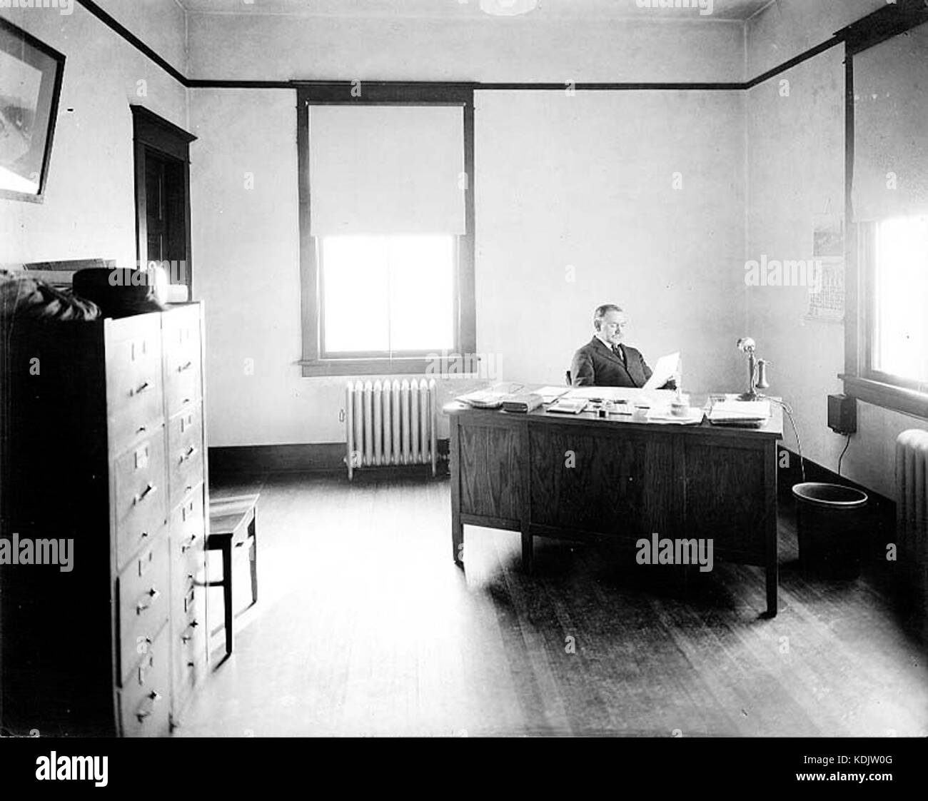 John Cobb dans son bureau, campus de l'Université de Washington, nd (COBB 325) Banque D'Images