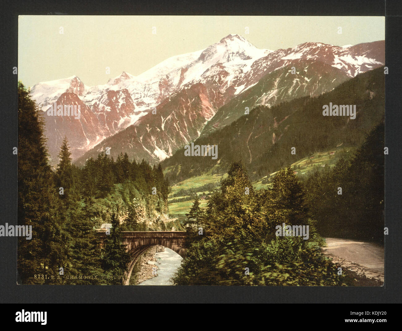 Le pont Marie enjambe une rivière dans la vallée de Chamonix, en France, offrant une vue pittoresque sur le paysage alpin environnant. Le pont est une caractéristique notable de la beauté naturelle de la région. Banque D'Images