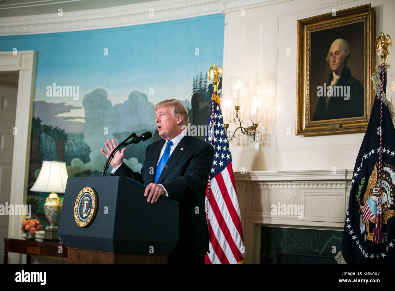 Le président des États-Unis Donald Trump fait une déclaration sur la stratégie iranienne, dans la salle de réception diplomatique le jeudi 13 octobre 2017 à la Maison Blanche à Washington crédit DC : Al Drago/Pool via CNP /MediaPunch Banque D'Images