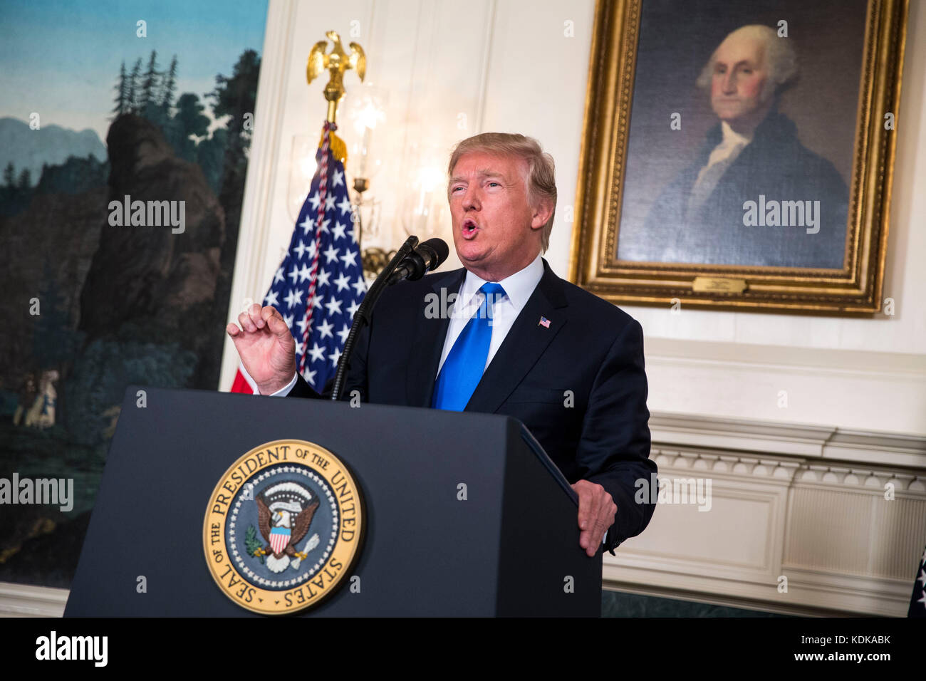 Le président des États-Unis Donald Trump fait une déclaration sur la stratégie iranienne, dans la salle de réception diplomatique le jeudi 13 octobre 2017 à la Maison Blanche à Washington crédit DC : Al Drago/Pool via CNP /MediaPunch Banque D'Images