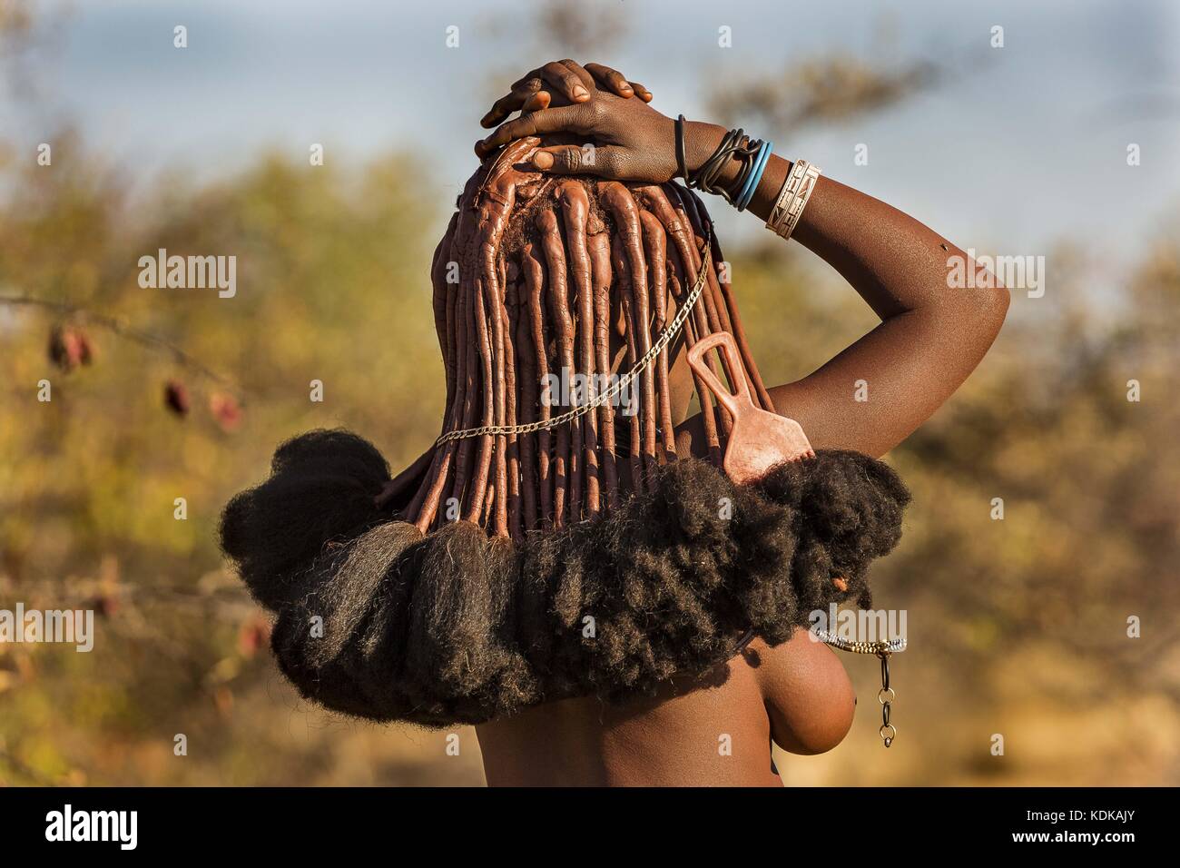 Kaokoland, Angola. 23 juillet 2016. Une femme de la tribu Himba, basée à Kaokoland, dans le sud de l'Angola. Les coiffures élaborées des femmes Himba prennent des heures à créer et comprennent des morceaux de foin tissé, des cheveux de chèvre et même des extensions de cheveux. Les femmes Himba sont farouchement fières de leurs coiffures et vêtements traditionnels. Credit : Tariq Zaidiz/Reportage.com/ZUMA Wire/Alamy Live News Banque D'Images