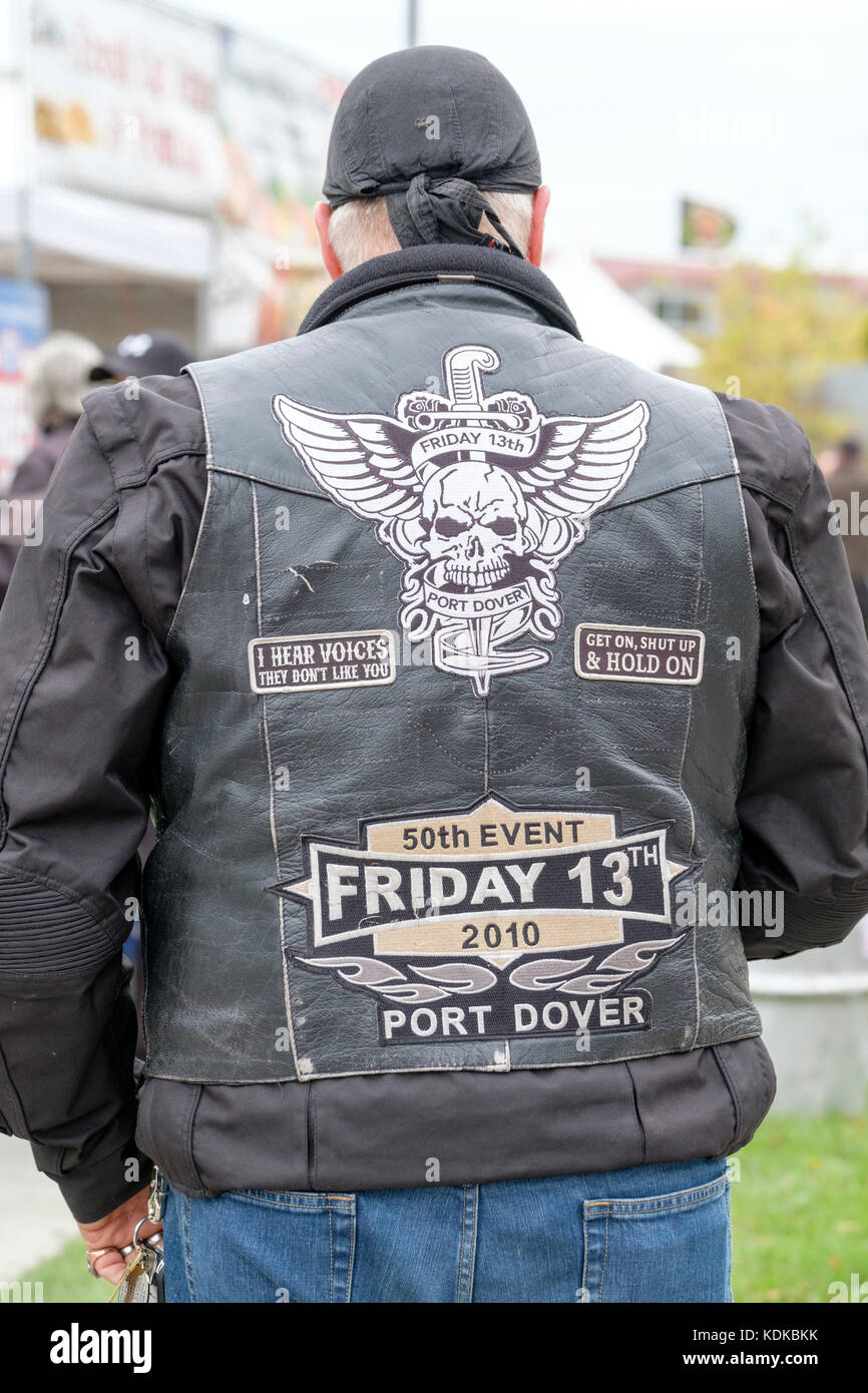 Port Dover, Ontario, Canada, le 13 octobre 2017. Des milliers de motocyclistes de partout au Canada et aux États-Unis se réunissent pour le vendredi 13 Motorcycle Rally, organisé tous les vendredi le 13 à Port Dover, Ontario, Canada, depuis 1981. L'événement est l'un des plus grands jours événements moto dans le monde. Le temps doux a contribué pour un grand nombre de cyclistes et de spectateurs, avec des centaines de motos personnalisées, des fournisseurs, de la musique live et des gens intéressants à regarder. Retour d'un homme passionné de Harley Davidson blouson de cuir décoré avec des plaques et insignes. Credit : Rubens Alarcon/Alamy Live News Banque D'Images