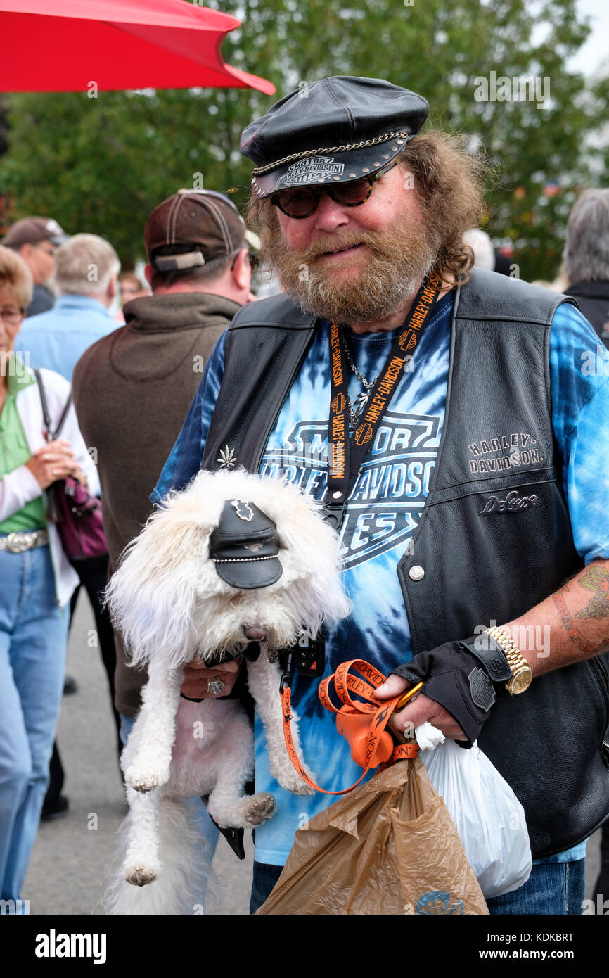 Port Dover, Ontario, Canada, le 13 octobre 2017. Des milliers de motocyclistes de partout au Canada et aux États-Unis se réunissent pour le vendredi 13 Motorcycle Rally, organisé tous les vendredi le 13 à Port Dover, Ontario, Canada, depuis 1981. L'événement est l'un des plus grands jours événements moto dans le monde. Cette année, la douceur du climat a contribué à un grand nombre de cyclistes et de spectateurs, avec des centaines de motos personnalisées, des fournisseurs, de la musique live et des gens intéressants à regarder. Bill Gallagher de Wingham et son acolyte le chien Willy 'G', un caniche/mix. Credit : Rubens Alarcon/Alamy Live News Banque D'Images