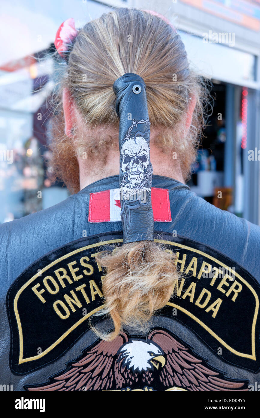 Port Dover, Ontario, Canada, le 13 octobre 2017. Des milliers de motocyclistes de partout au Canada et aux États-Unis se réunissent pour le vendredi 13 Motorcycle Rally, organisé tous les vendredi le 13 à Port Dover, Ontario, Canada, depuis 1981. L'événement est l'un des plus grands jours événements moto dans le monde. Le temps doux a contribué pour un grand nombre de cyclistes et de spectateurs, avec des centaines de motos personnalisées, des fournisseurs, de la musique live et des gens intéressants à regarder. Arrière de la tête d'une Harley Davidson biker veste en cuir noir et queue de cheval. Credit : Rubens Alarcon/Alamy Live News Banque D'Images