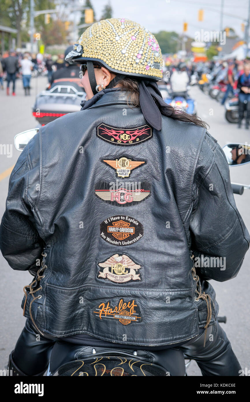 Port Dover, Ontario, Canada, le 13 octobre 2017. Des milliers de motocyclistes de partout au Canada et aux États-Unis se réunissent pour le vendredi 13 Motorcycle Rally, organisé tous les vendredi le 13 à Port Dover, Ontario, Canada, depuis 1981. L'événement est l'un des plus grands jours événements moto dans le monde. Le temps doux a contribué pour un grand nombre de cyclistes et de spectateurs, avec des centaines de motos personnalisées, des fournisseurs, de la musique live et des gens intéressants à regarder. Retour d'un amateur de Harley Davidson femme veste en cuir décoré avec des plaques et insignes. Credit : Rubens Alarcon/Alamy Live News Banque D'Images