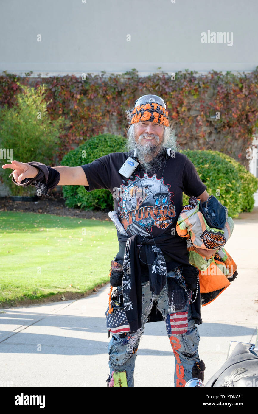 Port Dover, Ontario, Canada, le 13 octobre 2017. Des milliers de motocyclistes de partout au Canada et aux États-Unis se réunissent pour le vendredi 13 Motorcycle Rally, organisé tous les vendredi le 13 à Port Dover, Ontario, Canada, depuis 1981. L'événement est l'un des plus grands jours événements moto dans le monde. Cette année, la douceur du climat a contribué à un grand nombre de cyclistes et de spectateurs, avec des centaines de motos personnalisées, des fournisseurs, de la musique live et des gens intéressants à regarder. Pilote moto asiatique souriant posant pour un portrait. Credit : Rubens Alarcon/Alamy Live News Banque D'Images