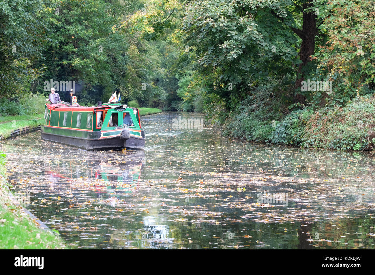 Stourton Junction, Stewponey, Stourton, West Midlands, Royaume-Uni. 14 octobre, 2017. Météo d'automne comme un bateau passe parmi le feuillage de l'automne sur le Staffordshire et Worcester Canal à Stewponey près de Stourton dans le West Midlands. Banque D'Images
