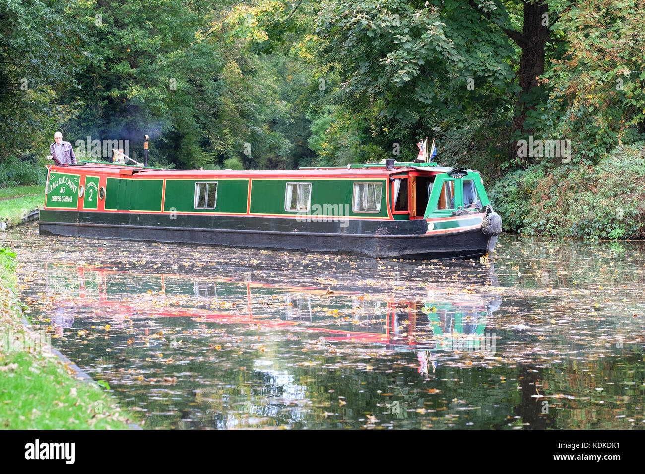 Stourton Junction, Stewponey, Stourton, West Midlands, Royaume-Uni. 14 octobre, 2017. Météo d'automne comme un bateau passe parmi le feuillage de l'automne sur le Staffordshire et Worcester Canal à Stewponey près de Stourton dans le West Midlands. Banque D'Images