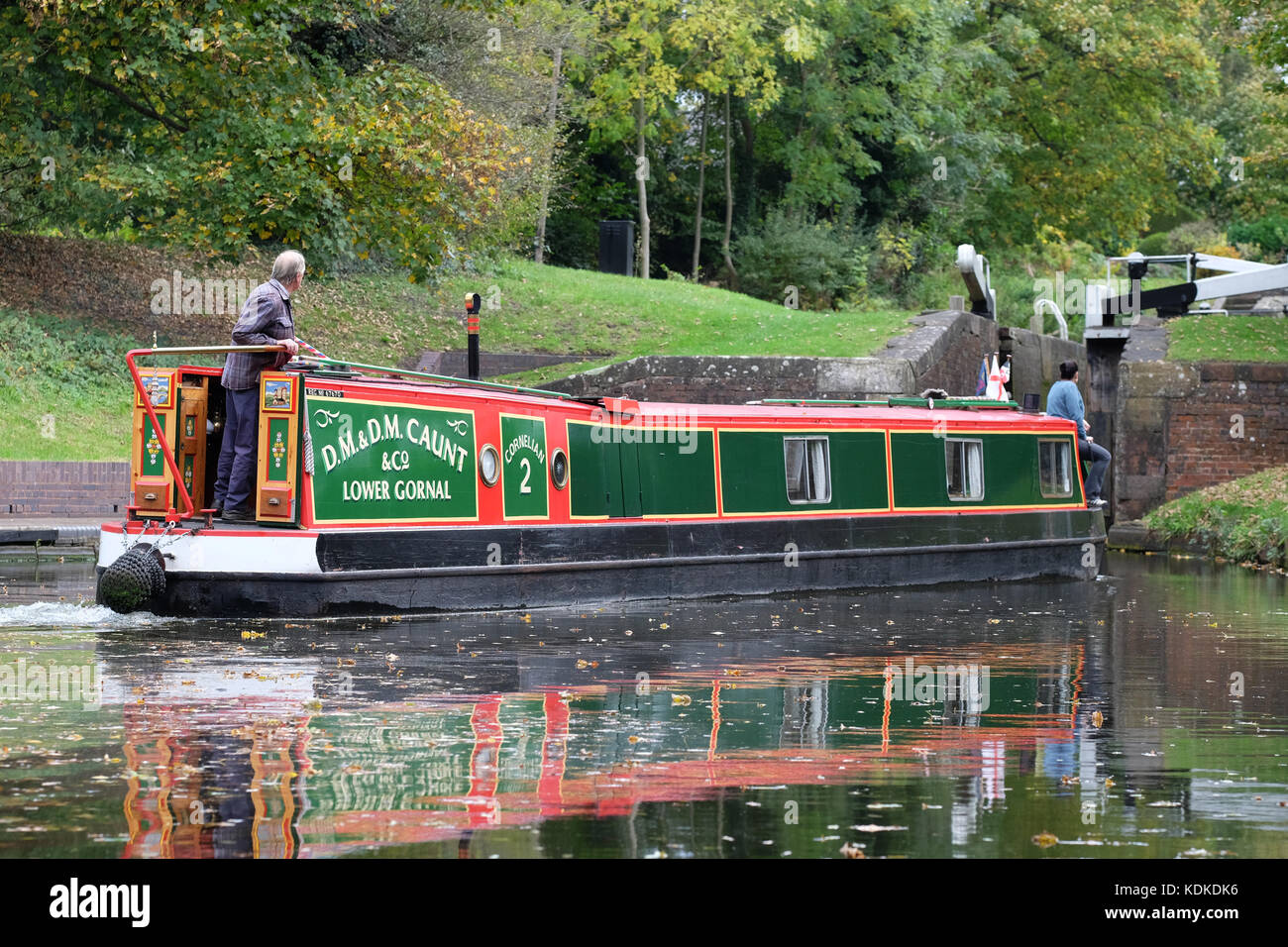 Stourton Junction, Stewponey, Stourton, West Midlands, Royaume-Uni. 14 octobre, 2017. Météo d'automne comme un bateau passe parmi le feuillage de l'automne sur le Staffordshire et Worcester Canal à Stewponey près de Stourton dans le West Midlands. Banque D'Images