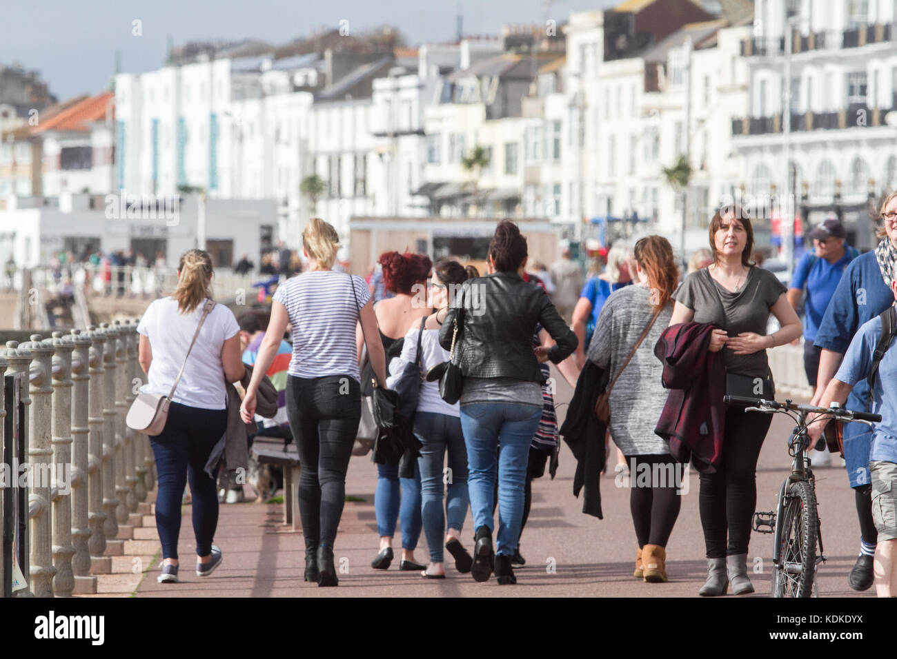 Hastings, East Sussex, UK. 14 octobre 2017. Les gens profiter du soleil à la plage on hastings East Sussex car les températures sont appelées à progresser dans le milieu années 20 Celsius au cours du week-end : crédit amer ghazzal/Alamy live news Banque D'Images