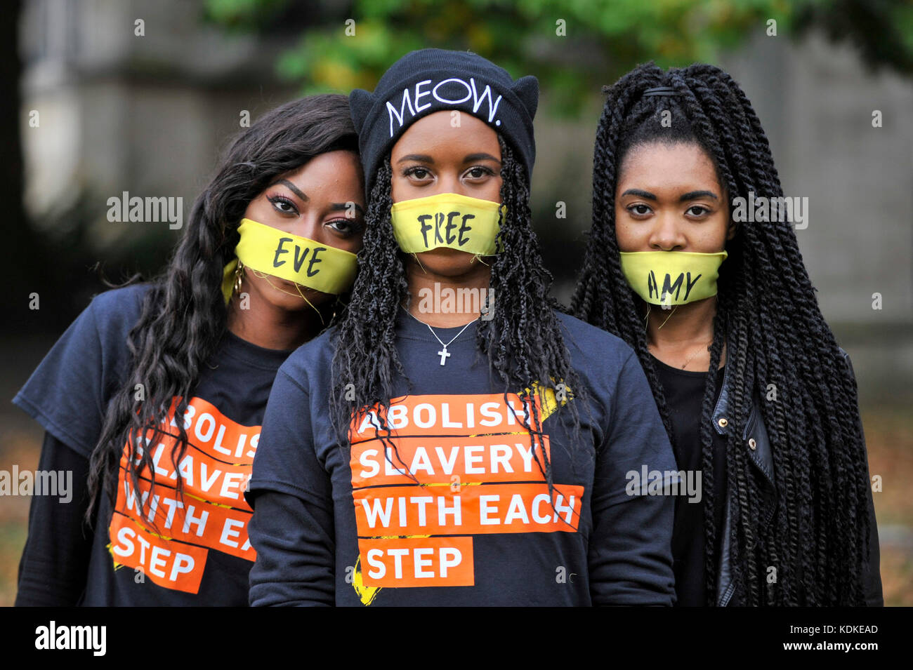 Londres, Royaume-Uni. 14 octobre 2017. Les filles se préparent à prendre part à la "La Marche Pour La Liberté", en marchant autour de la capitale qui manifestent contre l'esclavage moderne. La protestation est coordonné avec d'autres horizons qui groupe abolitionniste A21 est mise en scène dans 400 villes dans le monde le même jour. Les masques faciaux représente le silence des esclaves modernes. Crédit : Stephen Chung / Alamy Live News Banque D'Images