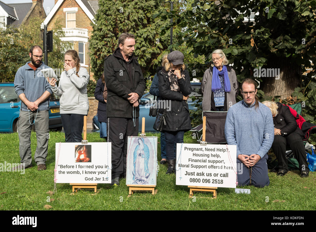 West Ealing, London, UK. 14Th Oct, 2017. Des manifestants anti-avortement chrétiens continuent leurs veillées à près de Marie Stopes clinic à Ealing. Crédit : Guy Josse/Alamy Live News Banque D'Images