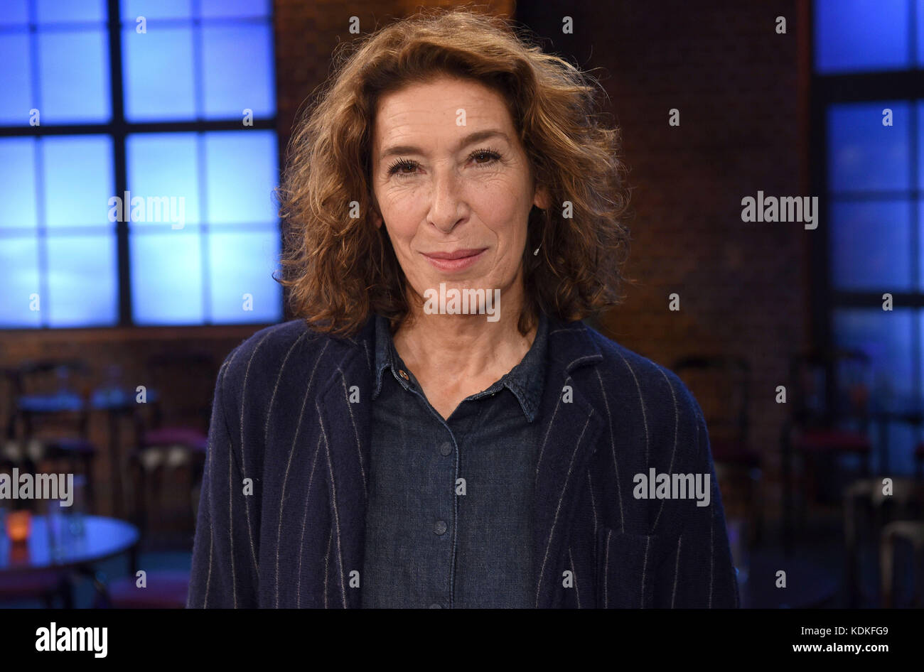 Cologne, Allemagne. 13 octobre 2017. L'actrice Adele Neuhauser debout dans le studio après l'enregistrement du talk-show 'Koelner Treff' (lit. Cologne Meet-up) à Cologne, Allemagne, le 13 octobre 2017. Crédit : Henning Kaiser/dpa/Alamy Live News Banque D'Images