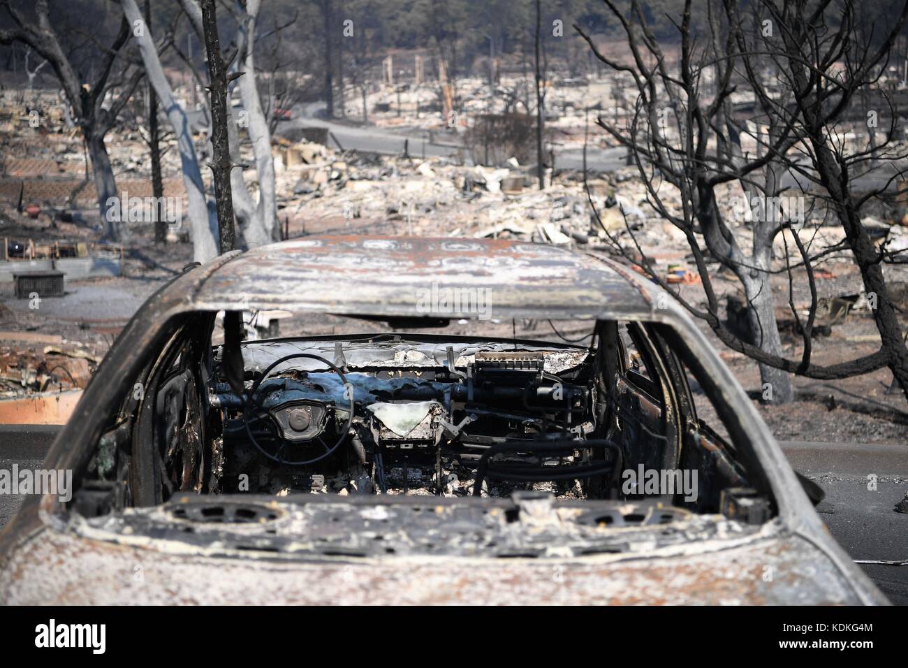Santa Rosa, États-Unis. 14Th oct, 2017. Photo prise le oct. 13, 2017 montre un quartier commercial brûlé à santa rosa, en Californie, aux États-Unis. On estime que 5  % du parc immobilier, ou 3 500 maisons et entreprises, à santa rosa city ont été brûlés dans les incendies qui ravagent l'ouest de North Bay en Californie, maire chris coursey a dit à xinhua vendredi. crédit : wu xiaoling) (zjy/Xinhua/Alamy live news Banque D'Images