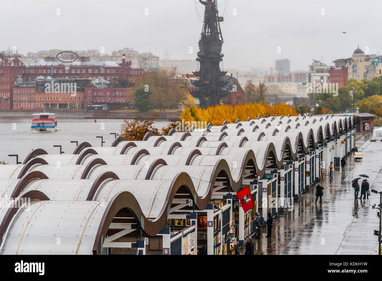 Météo russe, Moscou. samedi 14 octobre, 2017 jour nuageux pluvieux.. la température de  +6 с ( +43f). plutôt sombre dehors même dans la matinée. Les gens préfèrent rester à la maison. Les rues et les parcs sont presque vides. automne voir de museon park arts et d'une structure de la soi-disant vernissage - la place pour l'artiste à la cellule leurs peintures et objets d'arts appliqués et de l'artisanat. crédit : Alex's pictures/Alamy live news Banque D'Images